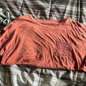 Large American Eagle pocket tee dark corral